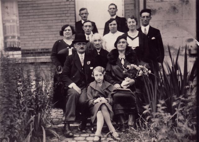 De opstelling van de foto, twee, vijf, drie, één was meteen ook de code van de familiekluis. En daar heeft de jongste later haar voordeel mee gedaan.